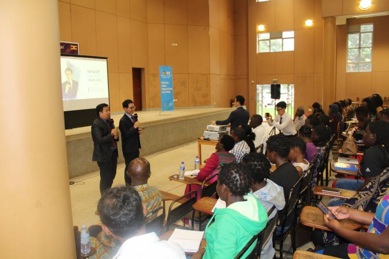 Dr Kim Kisung addresses students