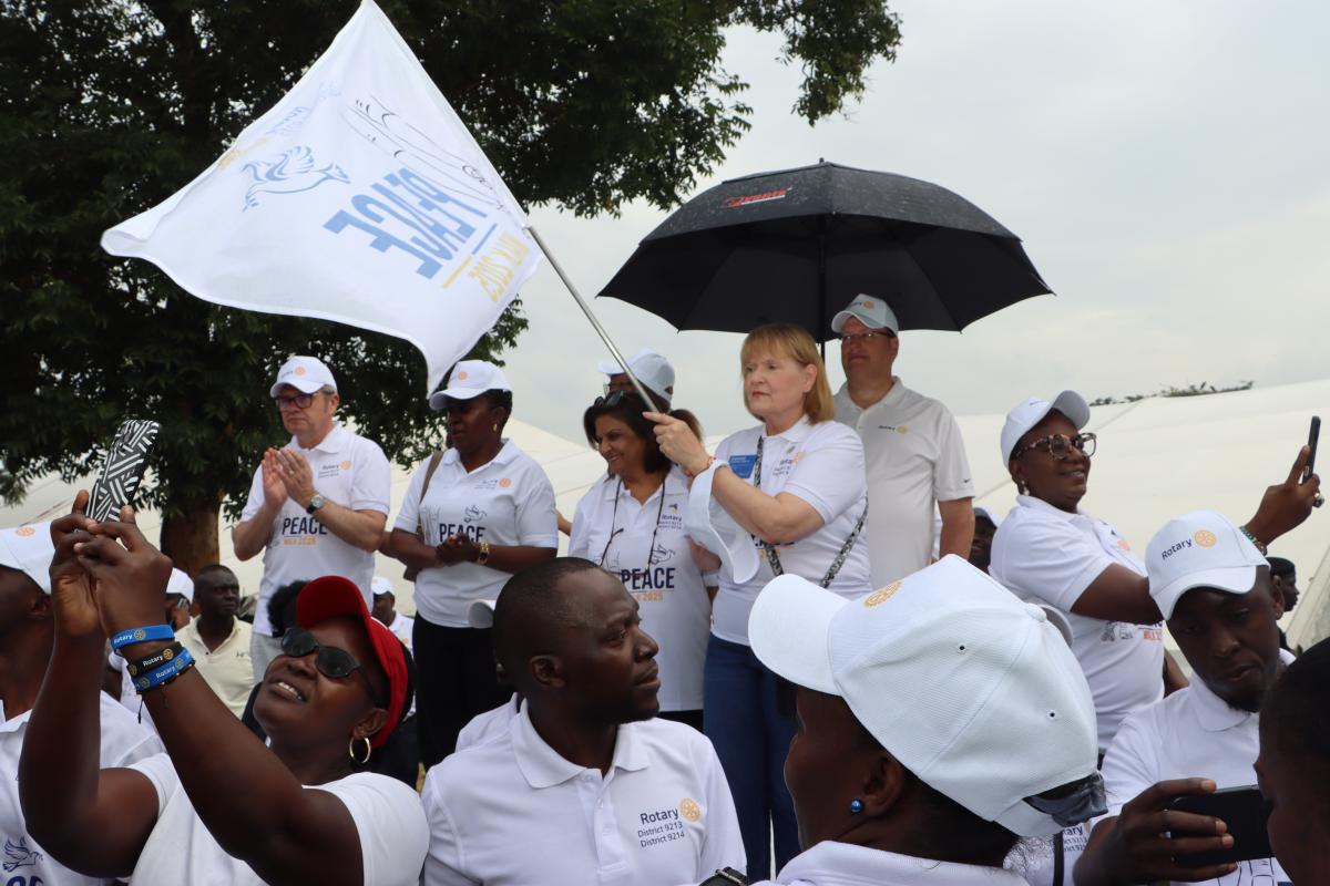 Chief Guest and Rotary International President Stephanie Urchick flagging off paricipants