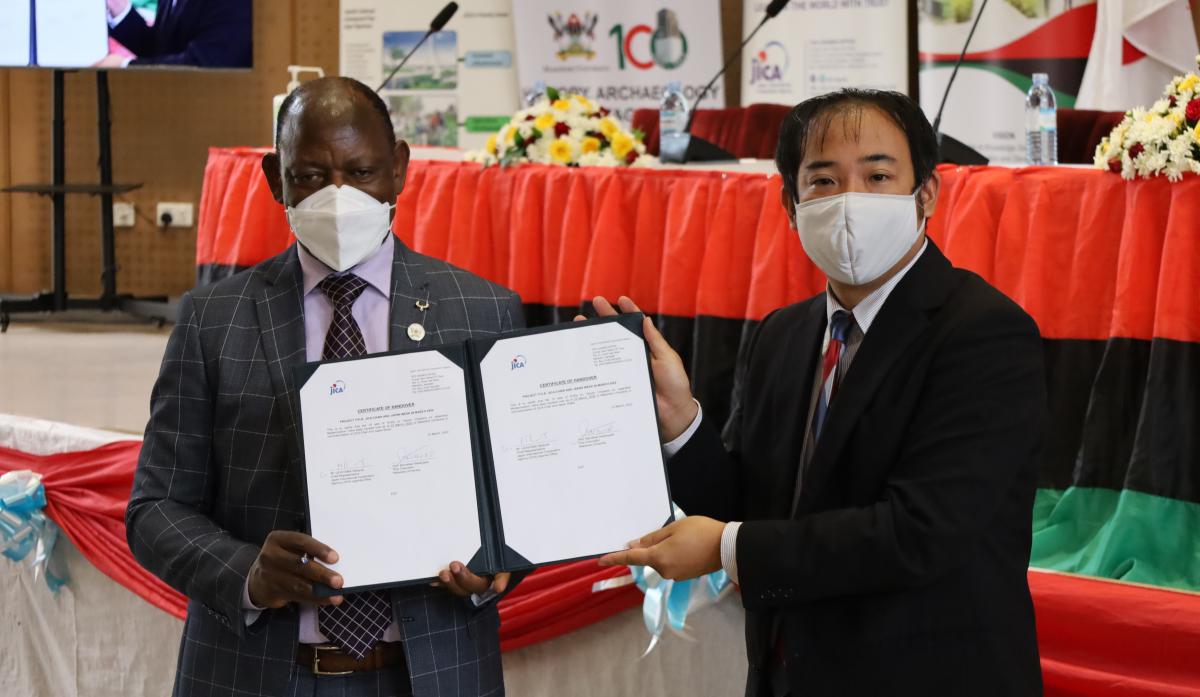 Prof. Barnabas Nawangwe and Mr. Fukuhara Ichiro display display the certificate 